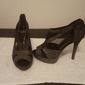 Jessica Simpson 8.5 gold and black peep toe heels